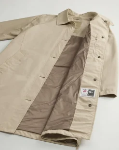 Giaccone color sabbia Woolrich 2 in 1 costituito da due strati sovrapponibili con colletto in ecopelliccia bianca