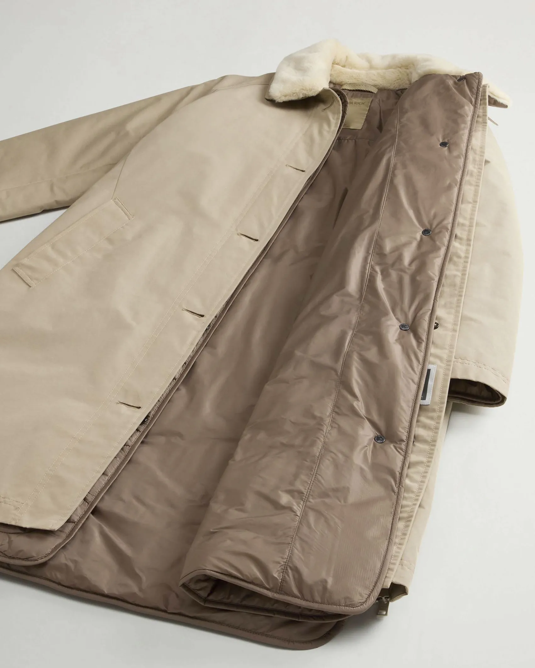 Giaccone color sabbia Woolrich 2 in 1 costituito da due strati sovrapponibili con colletto in ecopelliccia bianca