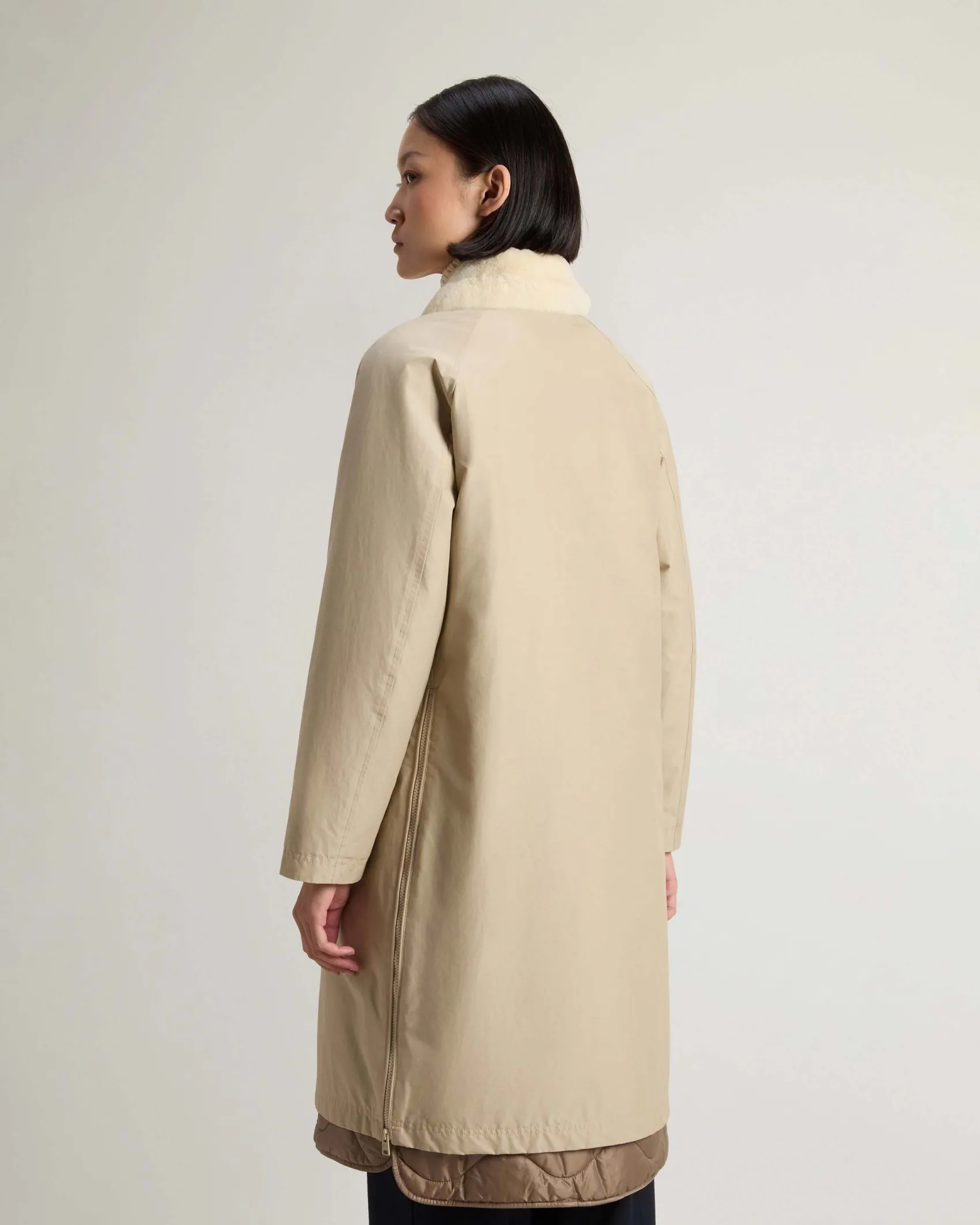 Giaccone color sabbia Woolrich 2 in 1 costituito da due strati sovrapponibili con colletto in ecopelliccia bianca