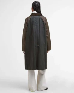 Giaccone lungo Barbour Evette in cotone cerato verde oliva motivo patchwork con colletto in velluto a costin