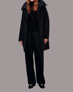 Giaccone nero in twill di nylon stretch opaco con collo alto e cappuccio imbottito in piuma