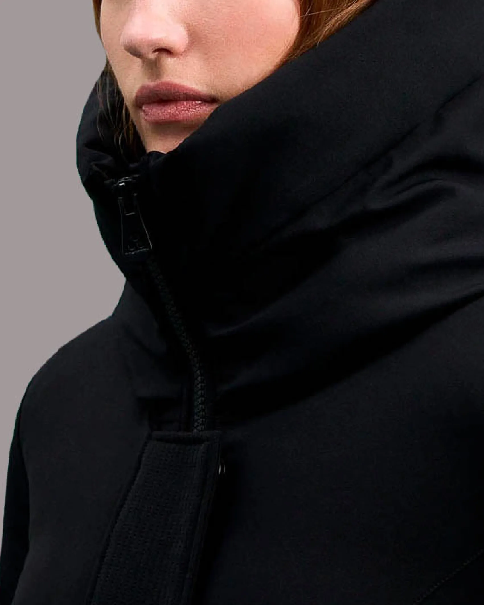 Giaccone nero in twill di nylon stretch opaco con collo alto e cappuccio imbottito in piuma