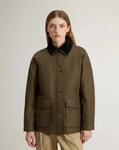 Giacone verde militare Woolrich in Ramar Cloth con colletto blu in velluto