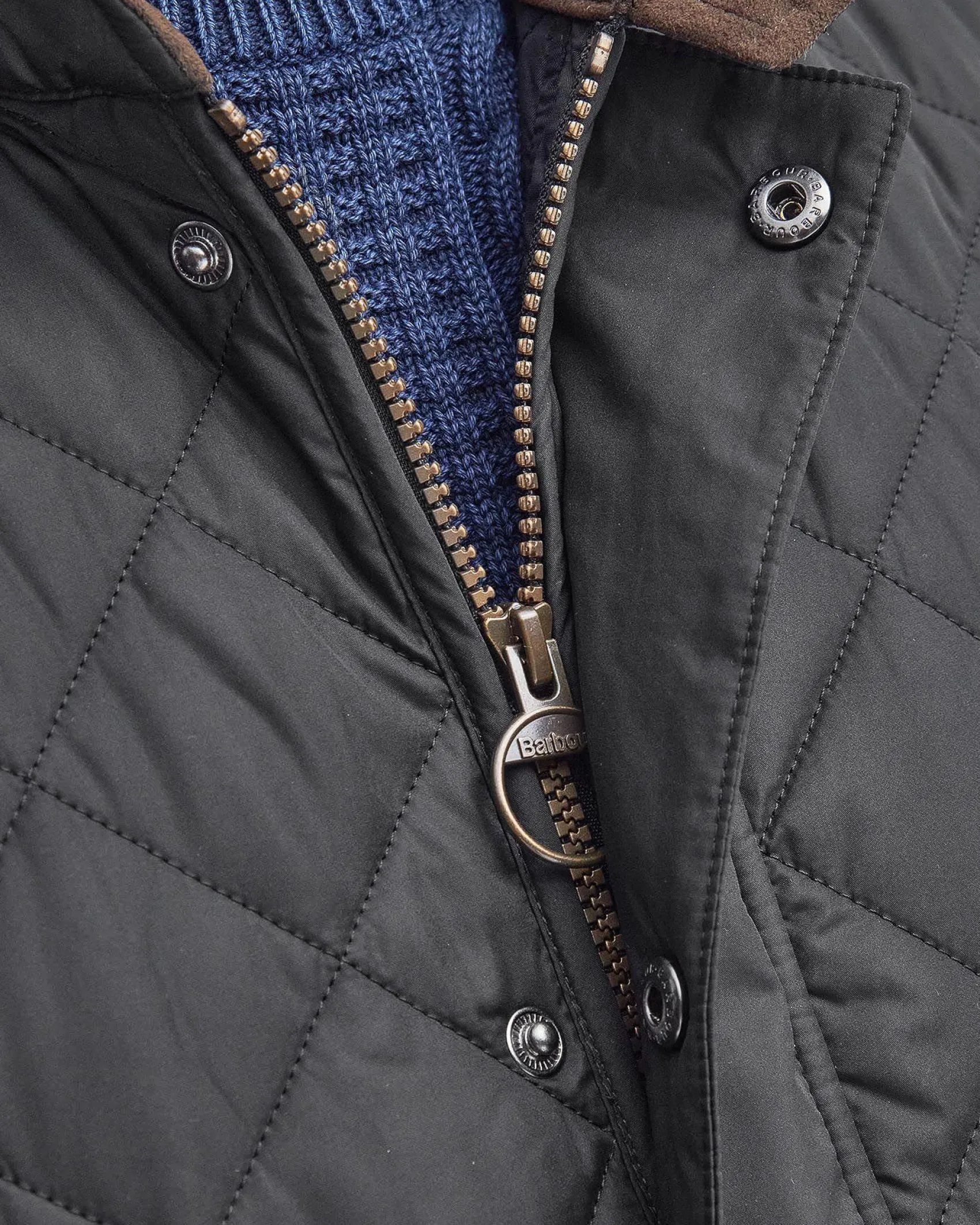 Gilet Barbour Lowerdale nero trapuntato a rombi con colletto in velluto marrone