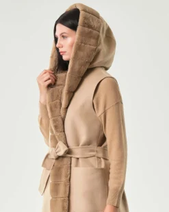 Gilet beige in panno double Emme Marella con cappuccio e profili in ecopelliccia tono su tono