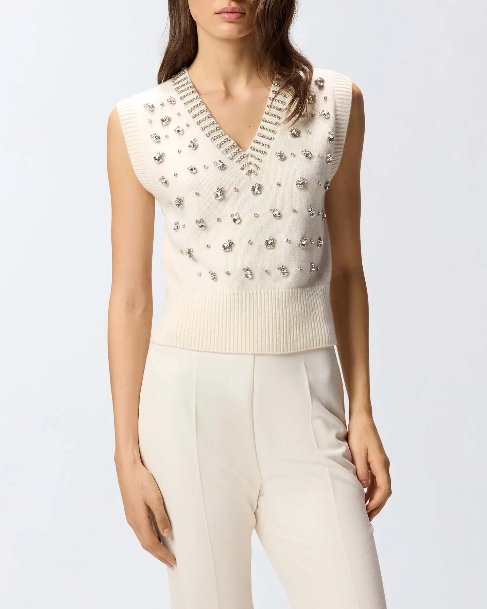 Gilet color avorio Pinko in misto lana con pietre applicate sul davanti e lungo lo scollo a V