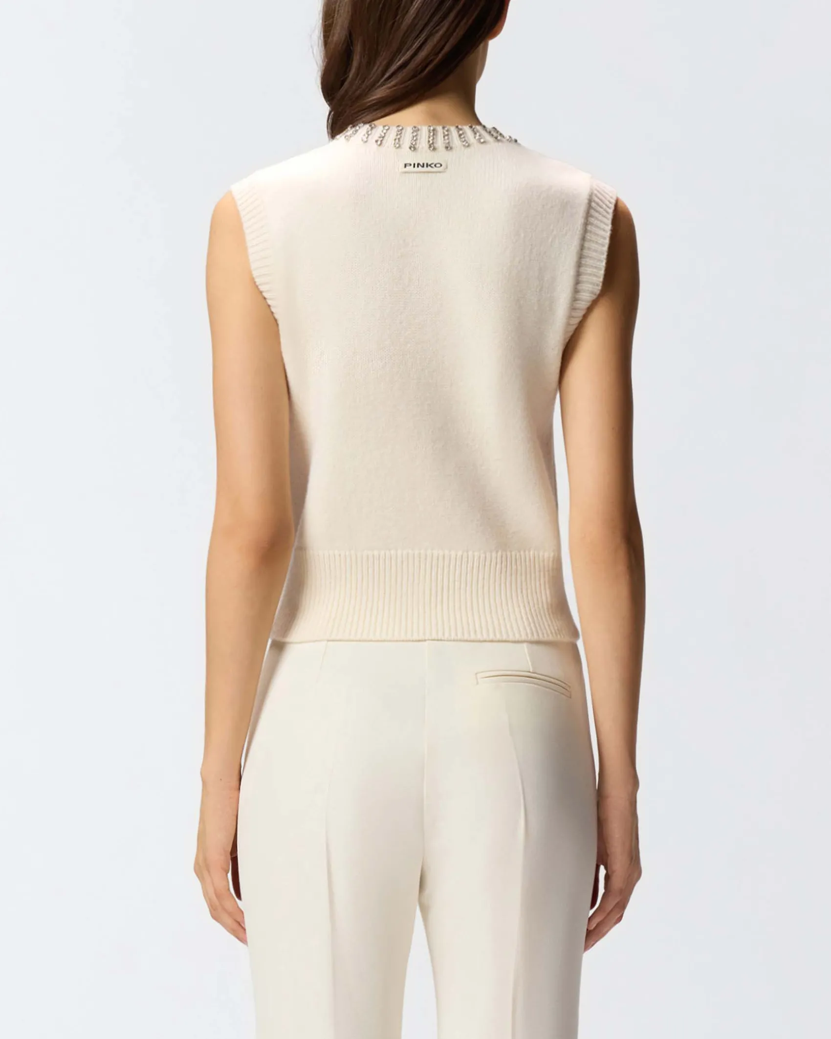 Gilet color avorio Pinko in misto lana con pietre applicate sul davanti e lungo lo scollo a V