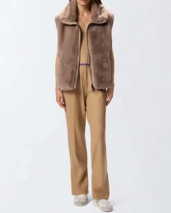 Gilet color noce Pinko in ecopelliccia con maniche ad aletta e profili in similpelle tono su tono