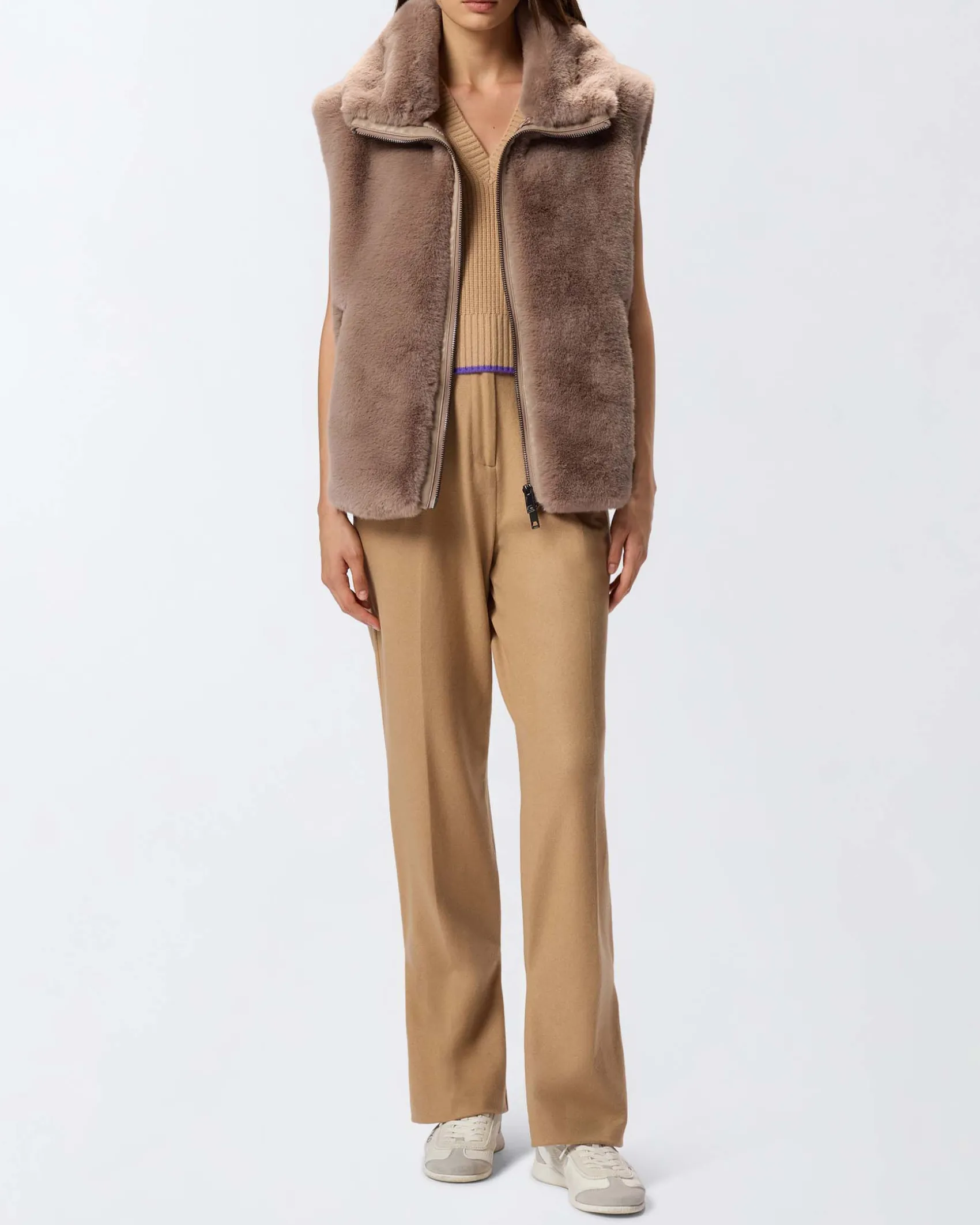 Gilet color noce Pinko in ecopelliccia con maniche ad aletta e profili in similpelle tono su tono