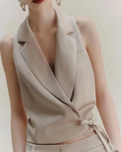 Gilet corto in raso Marella color sabbia con chiusura a portafoglio con cinturina sul fianco