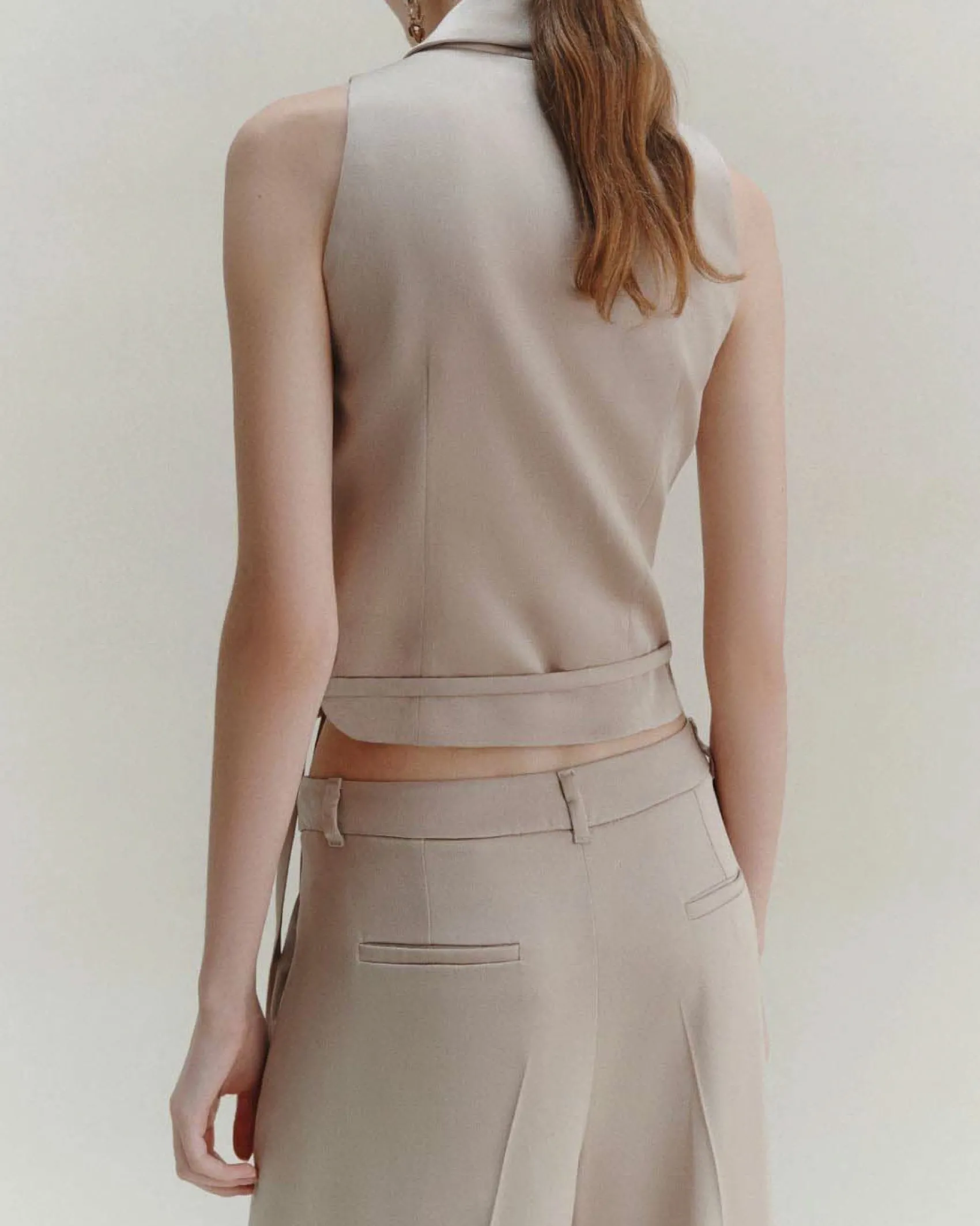 Gilet corto in raso Marella color sabbia con chiusura a portafoglio con cinturina sul fianco