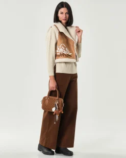 Gilet Hlo! color cuoio effetto montone con ricami a motivo floreali sui fianchi