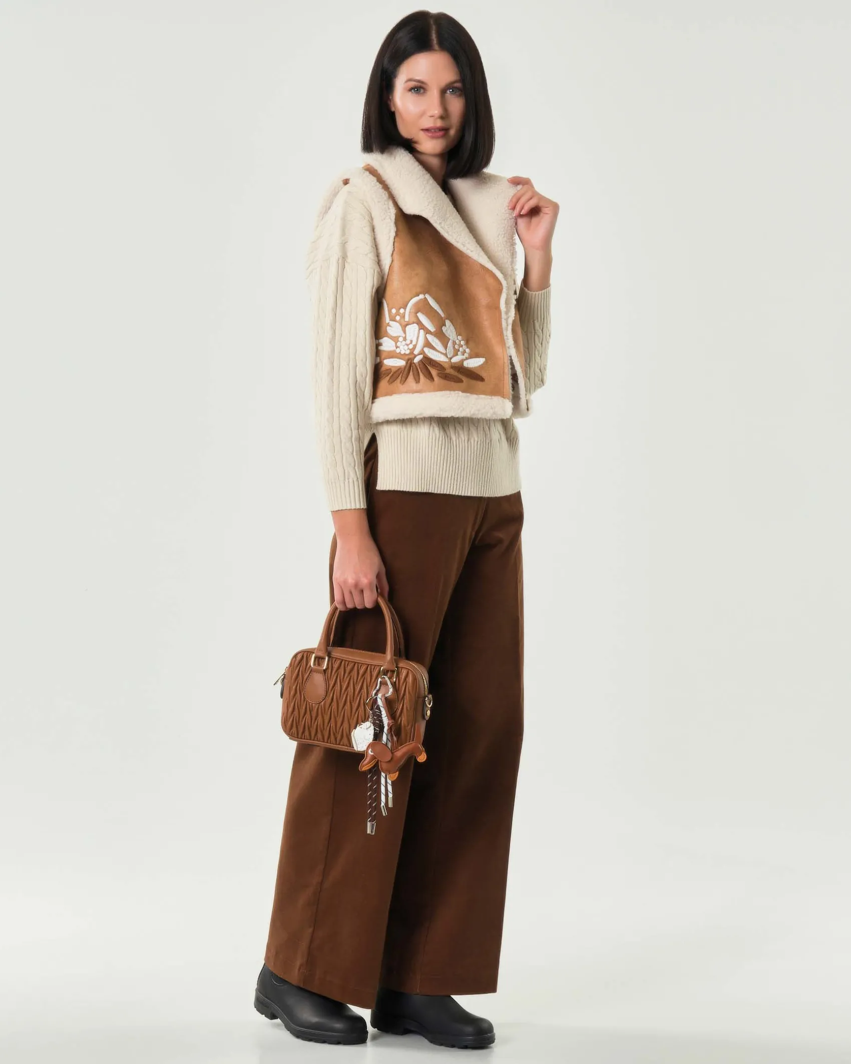 Gilet Hlo! color cuoio effetto montone con ricami a motivo floreali sui fianchi