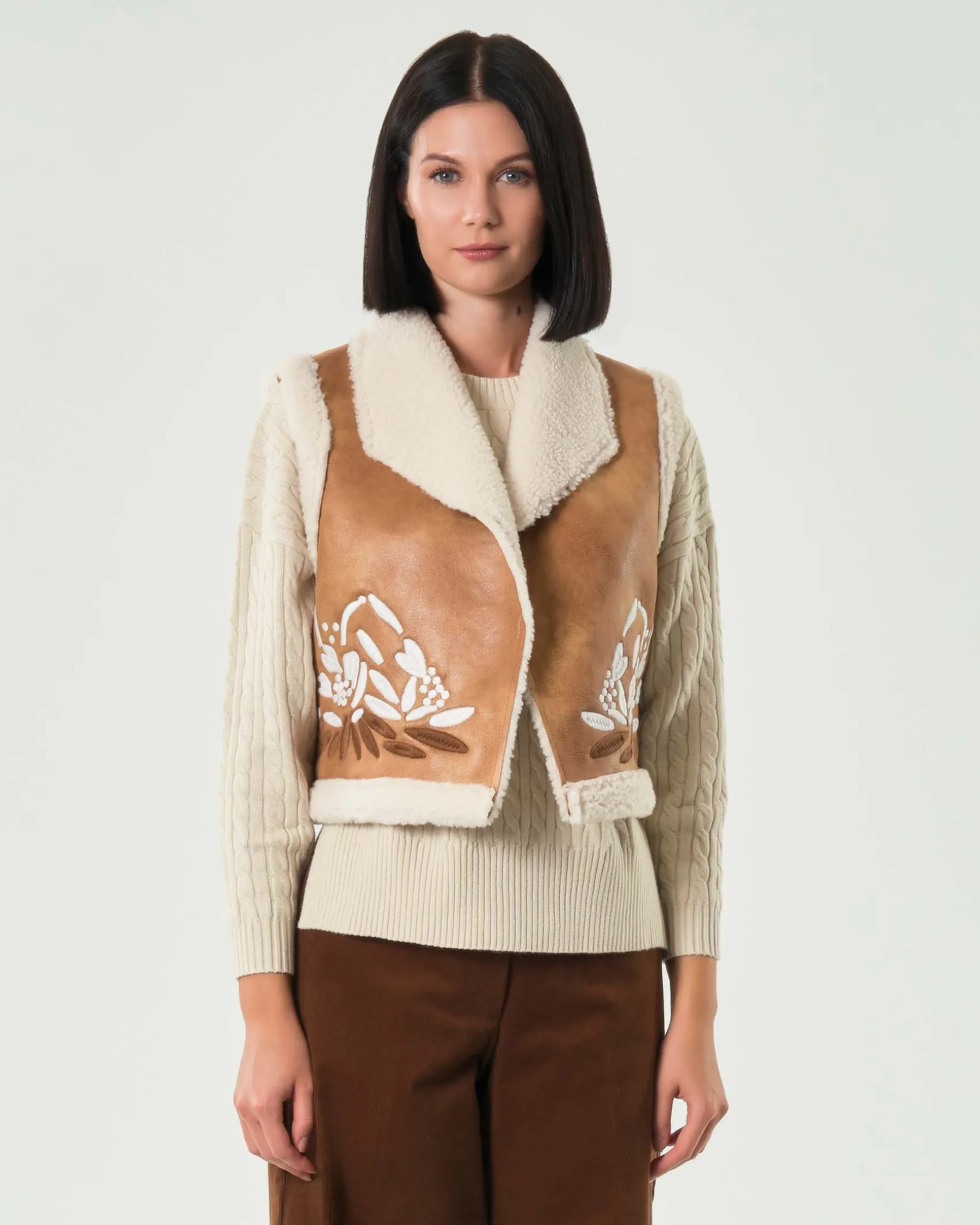 Gilet Hlo! color cuoio effetto montone con ricami a motivo floreali sui fianchi