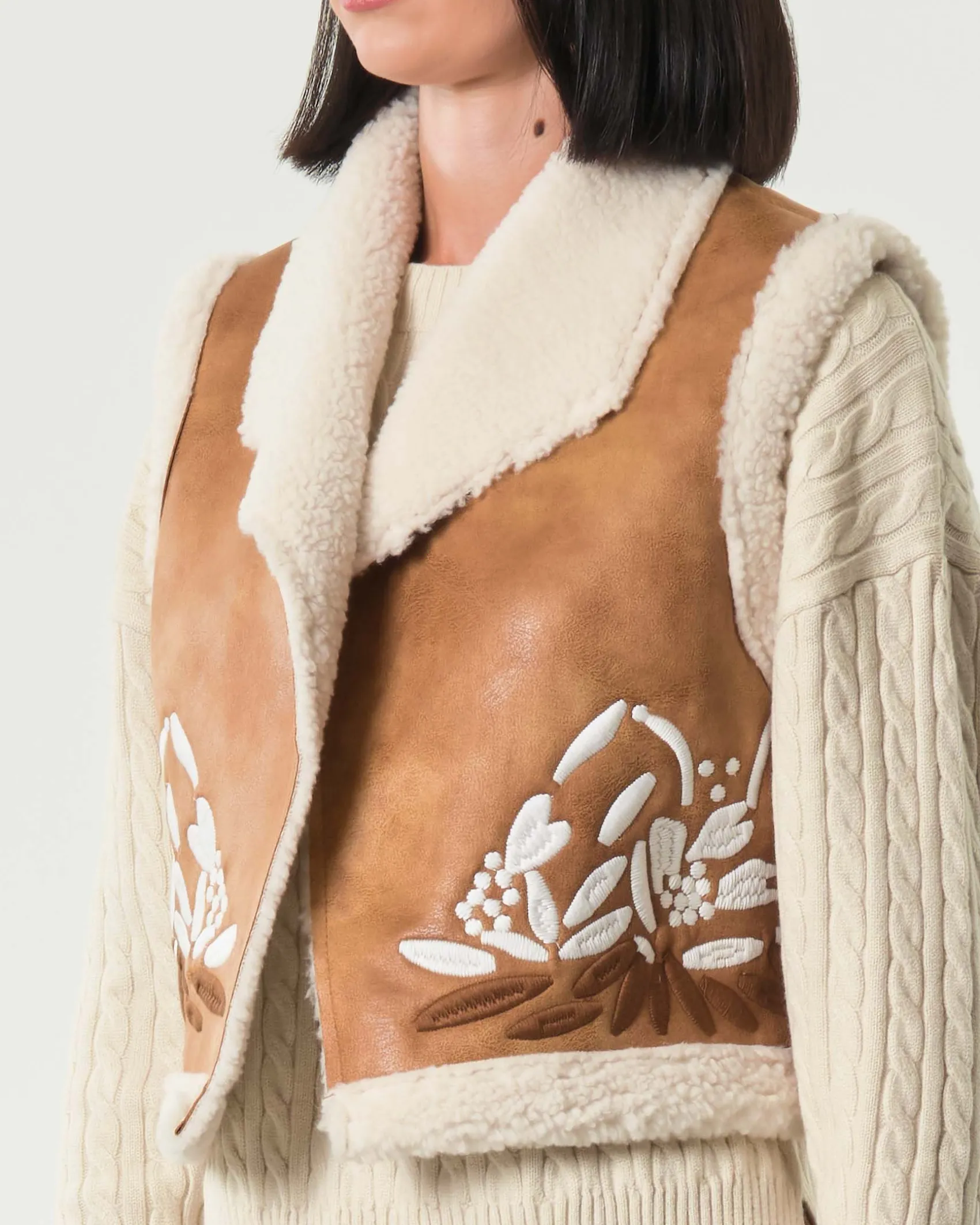 Gilet Hlo! color cuoio effetto montone con ricami a motivo floreali sui fianchi