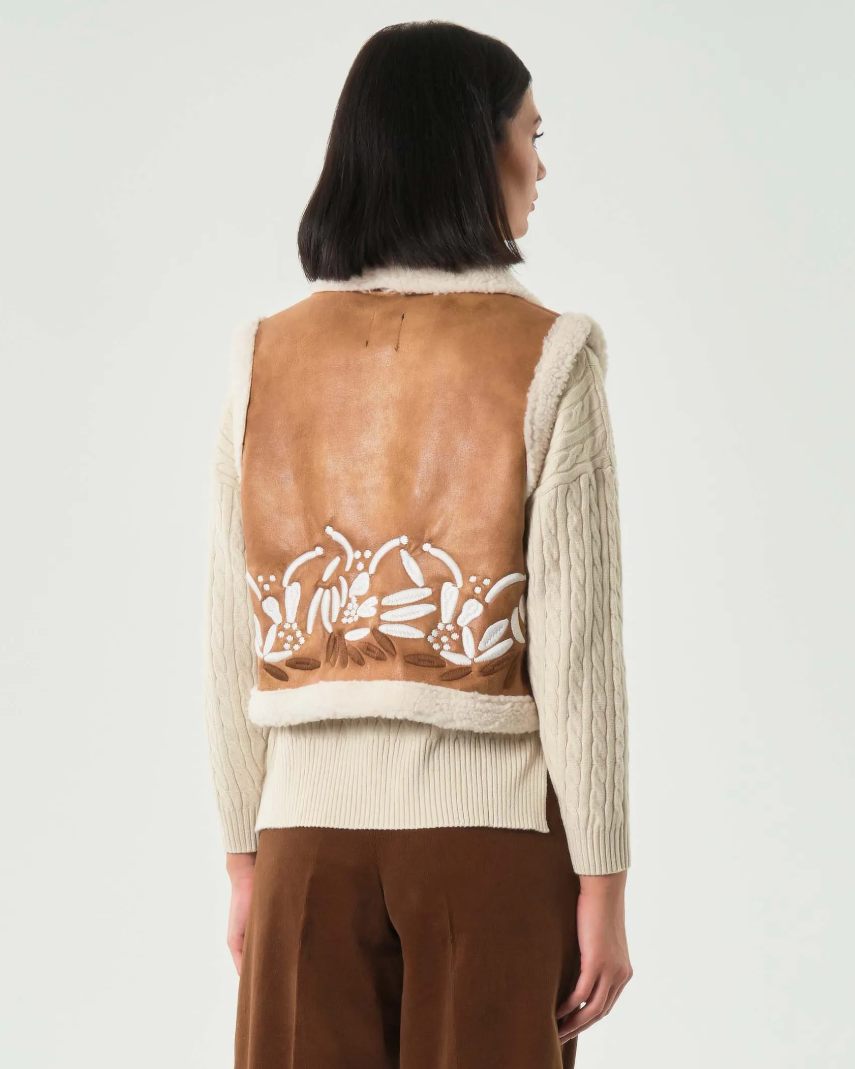Gilet Hlo! color cuoio effetto montone con ricami a motivo floreali sui fianchi
