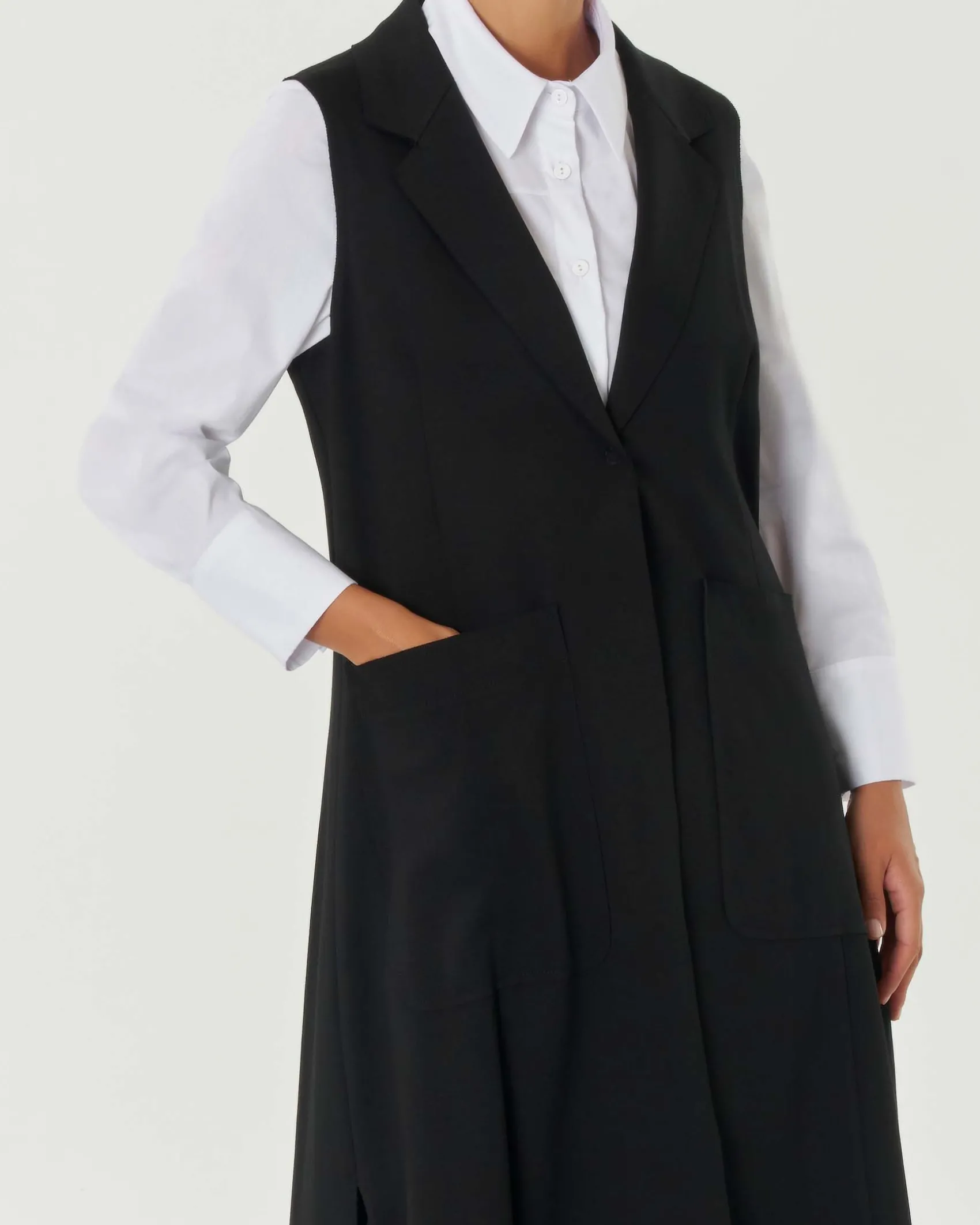 Gilet lungo nero in tricot di viscosa senza maniche con scollo a rever