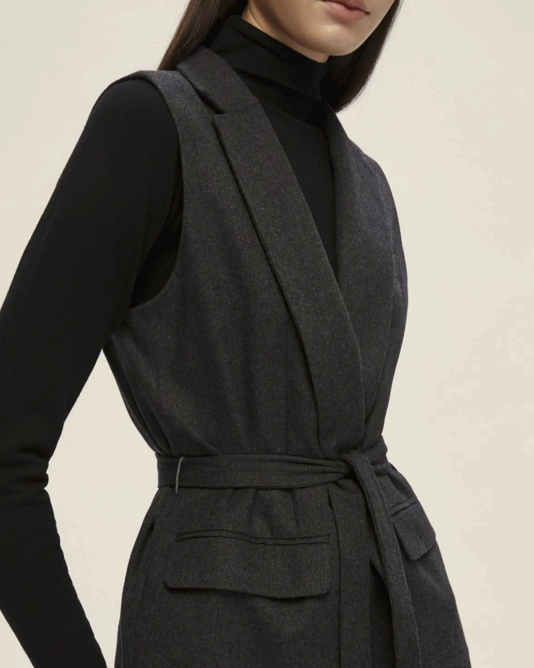 Gilet midi Emme Marella grigio antracite in flanella leggera di misto lana con scollo a rever e cintura in vita
