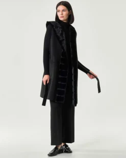 Gilet nero in panno double Emme Marella con cappuccio e profili in ecopelliccia tono su tono