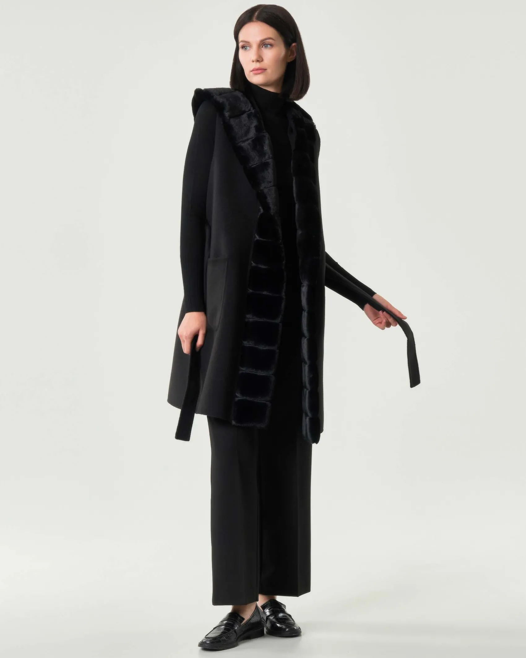 Gilet nero in panno double Emme Marella con cappuccio e profili in ecopelliccia tono su tono