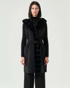 Gilet nero in panno double Emme Marella con cappuccio e profili in ecopelliccia tono su tono