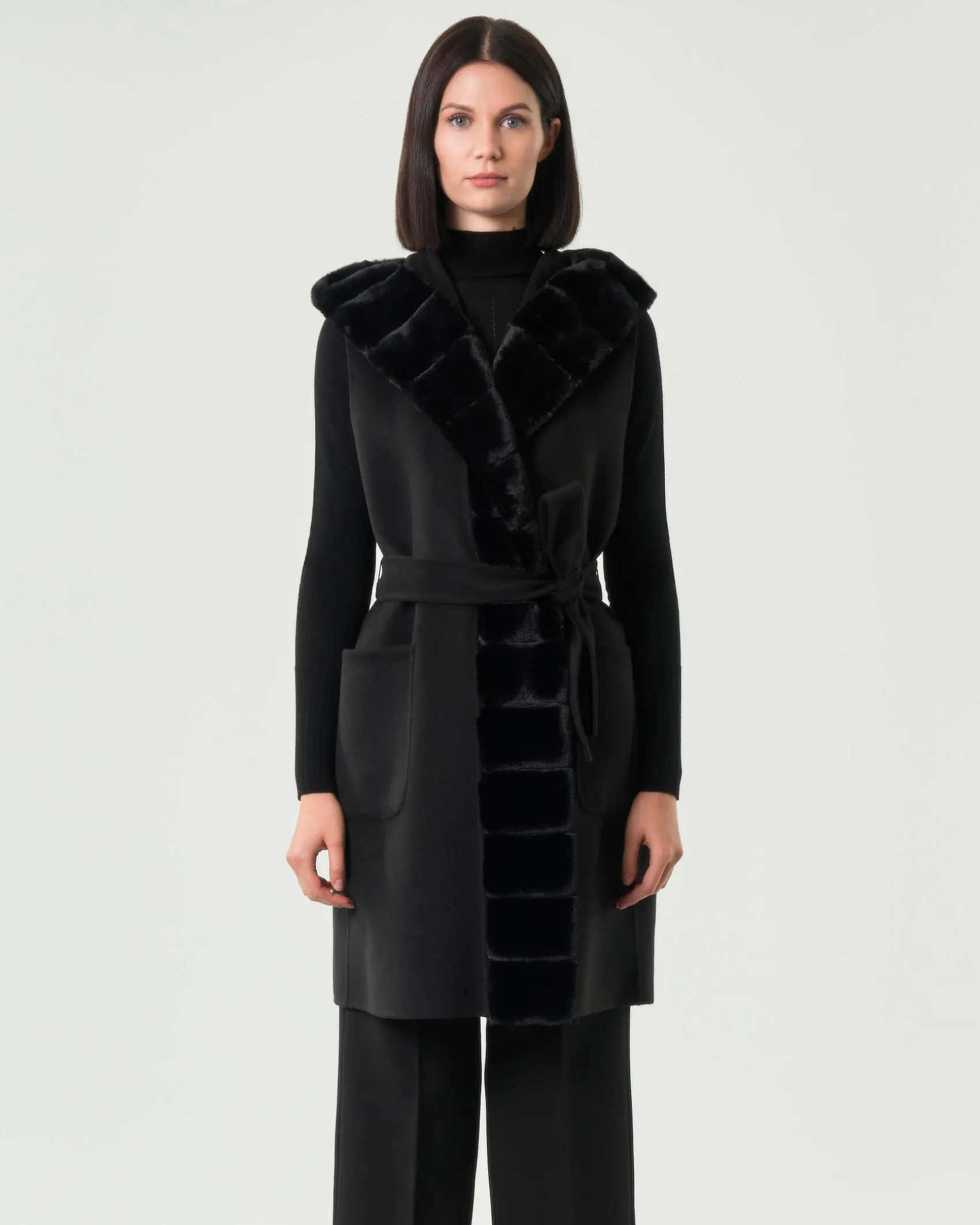 Gilet nero in panno double Emme Marella con cappuccio e profili in ecopelliccia tono su tono