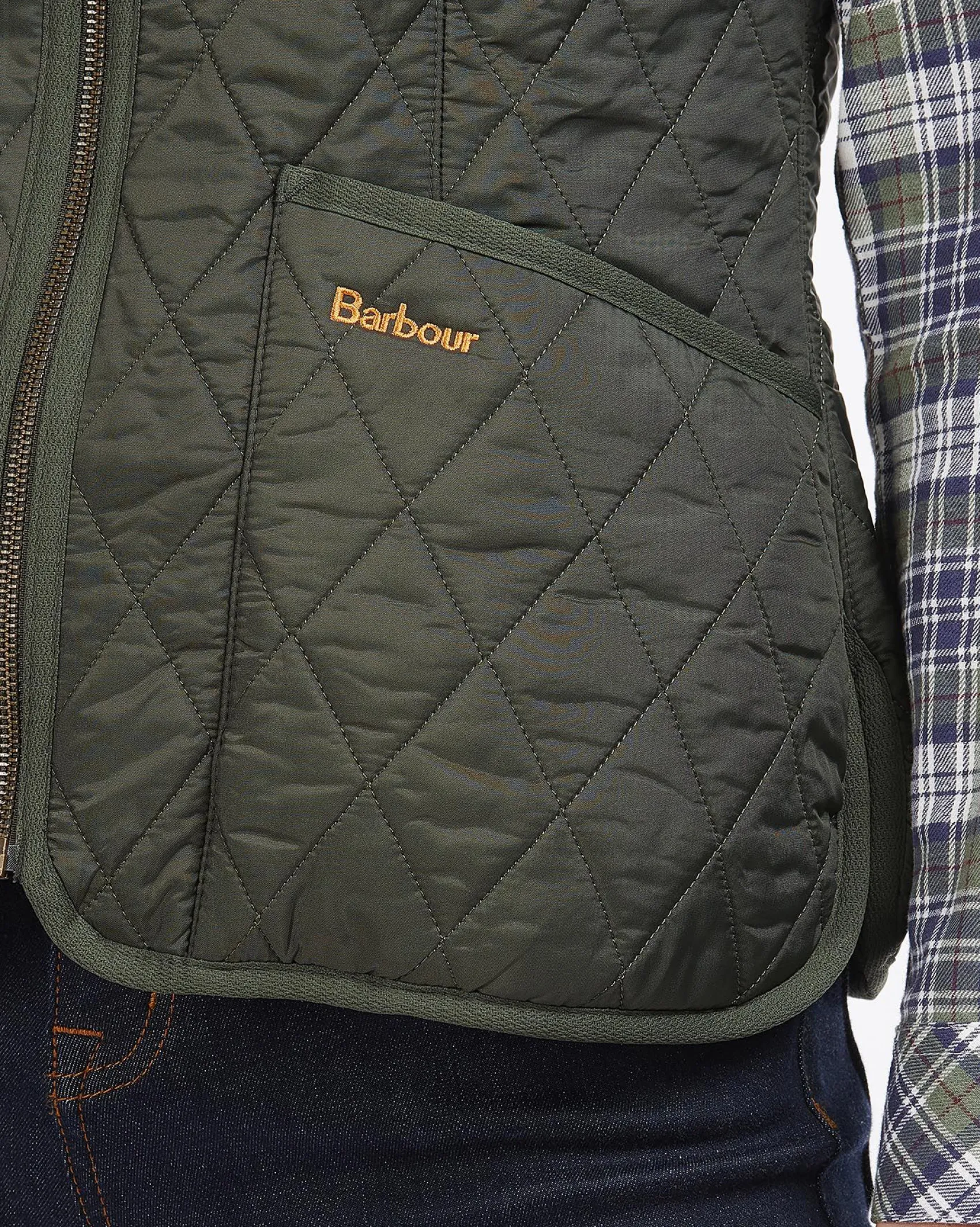 Gilet verde trapuntato dalla linea sfiancata con scollo a V e chiusura a cerniera
