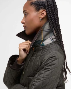 Giubbino Barbour Beadnell verde oliva in tessuto trapuntato con colletto marrone in velluto a costine