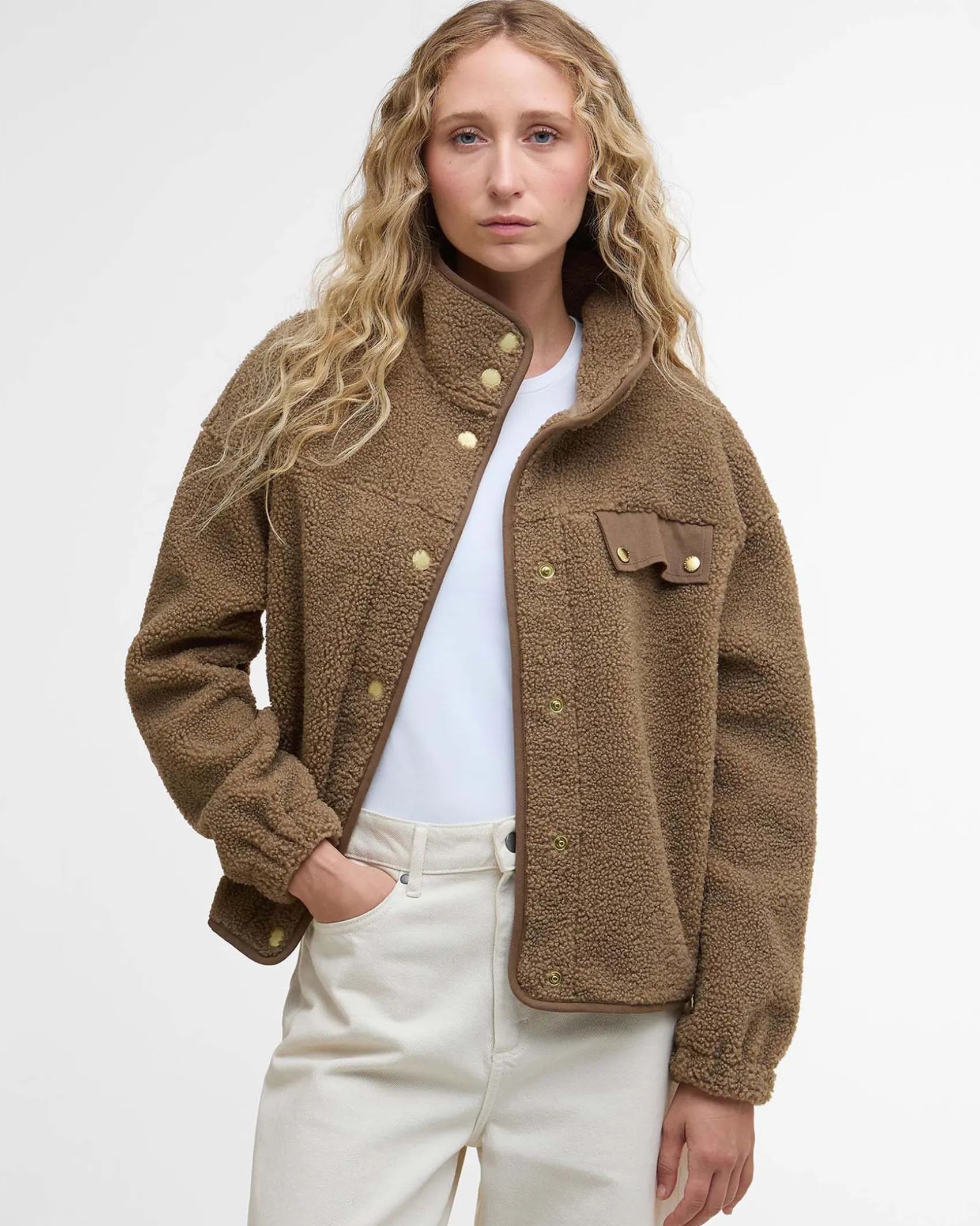Giubbino Barbour Mabell color cammello in tessuto teddy con colletto in piedi e taschino sul petto