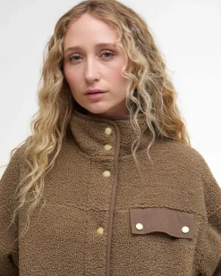Giubbino Barbour Mabell color cammello in tessuto teddy con colletto in piedi e taschino sul petto