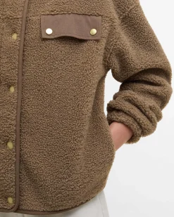 Giubbino Barbour Mabell color cammello in tessuto teddy con colletto in piedi e taschino sul petto