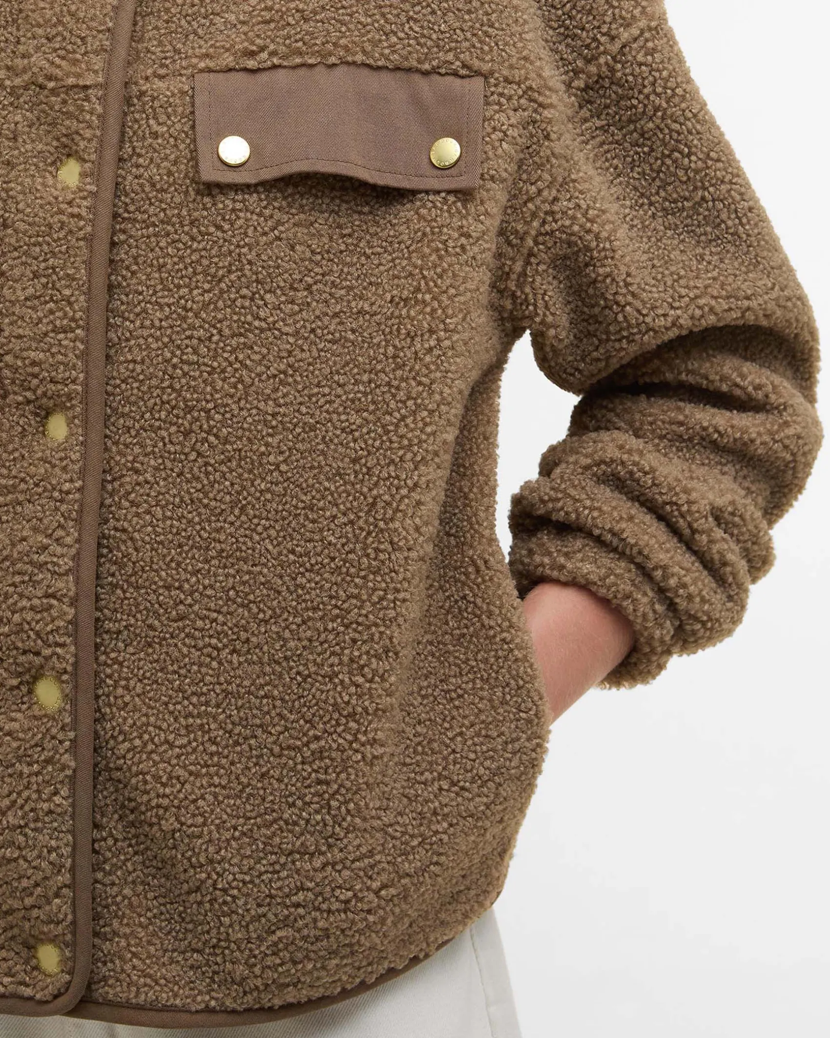 Giubbino Barbour Mabell color cammello in tessuto teddy con colletto in piedi e taschino sul petto