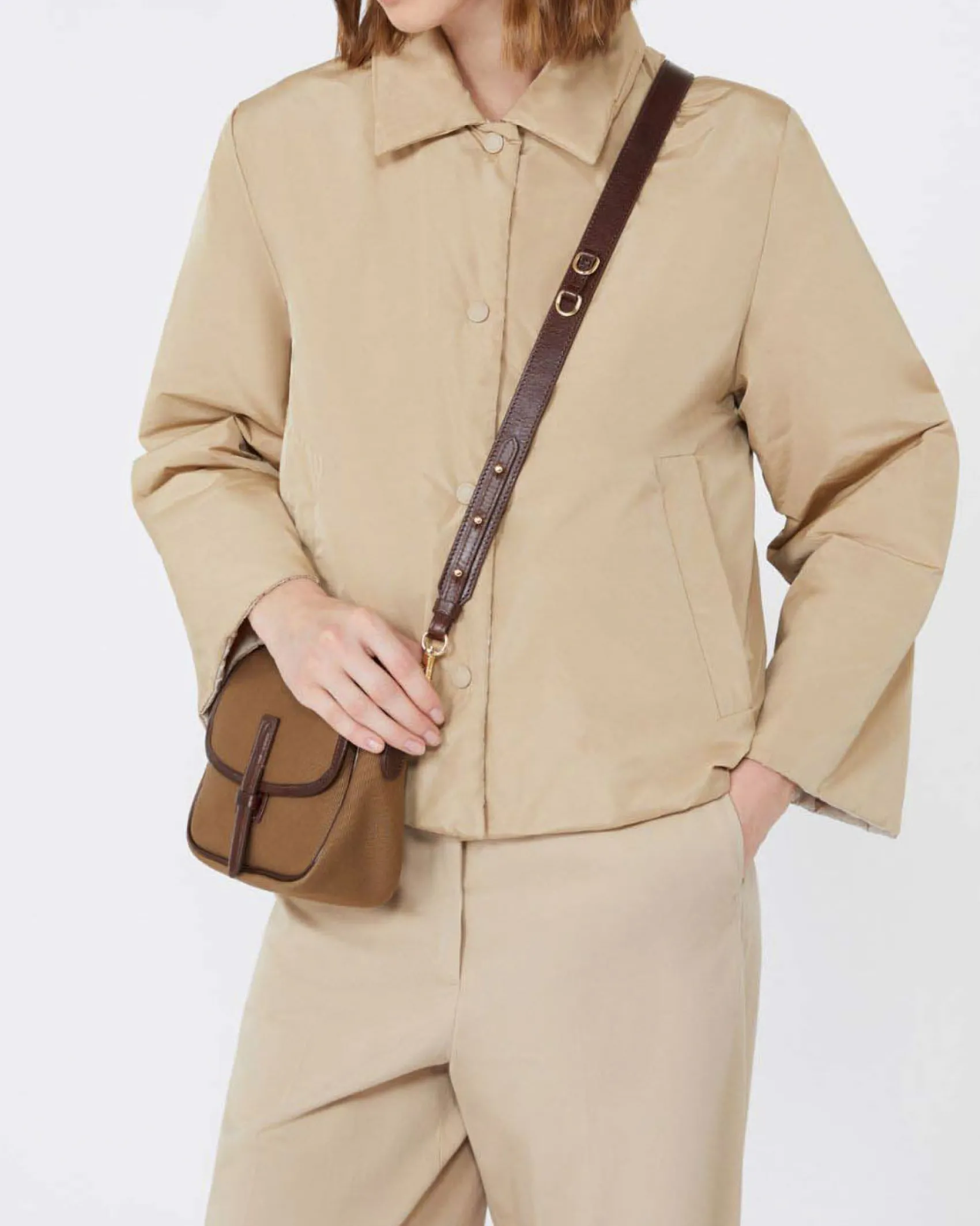 Giubbino beige imbottito reversibile nel color sabbia Weekend Max Mara con colletto a camicia