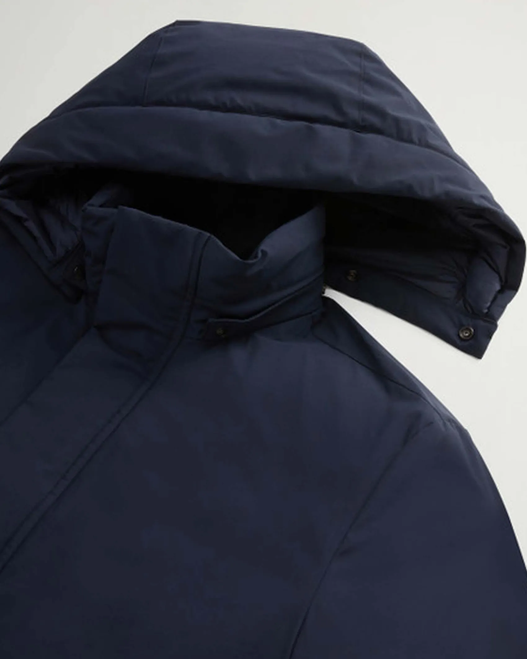 Giubbino blu Woolrich in tessuto stretch imbottito in piuma con cappuccio staccabile