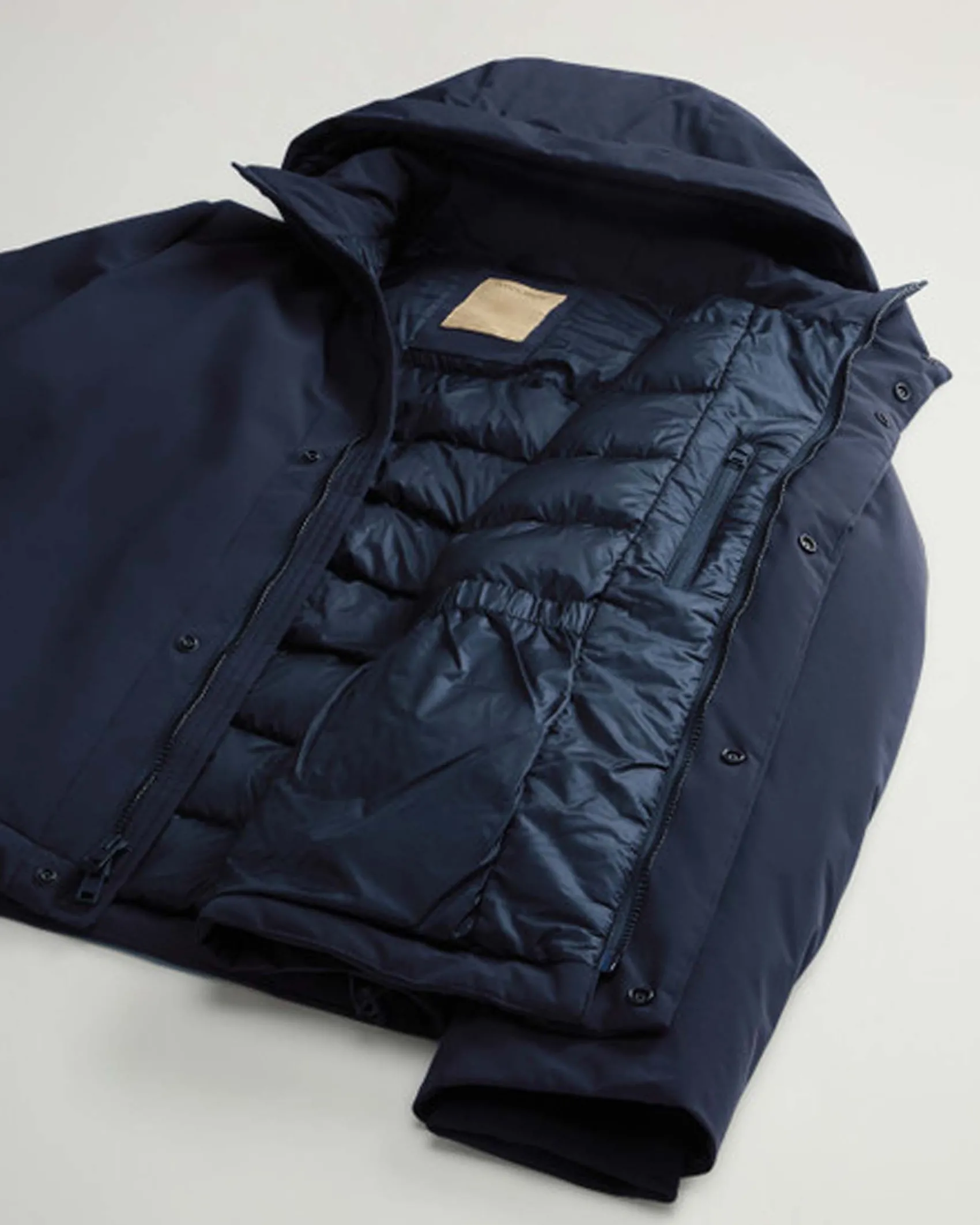 Giubbino blu Woolrich in tessuto stretch imbottito in piuma con cappuccio staccabile
