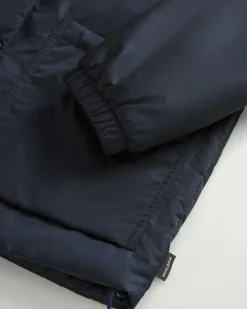 Giubbino blu Woolrich in nylon idrorepellente imbottito in PrimaLoft®con scollo tondo e tasche laterali applicate