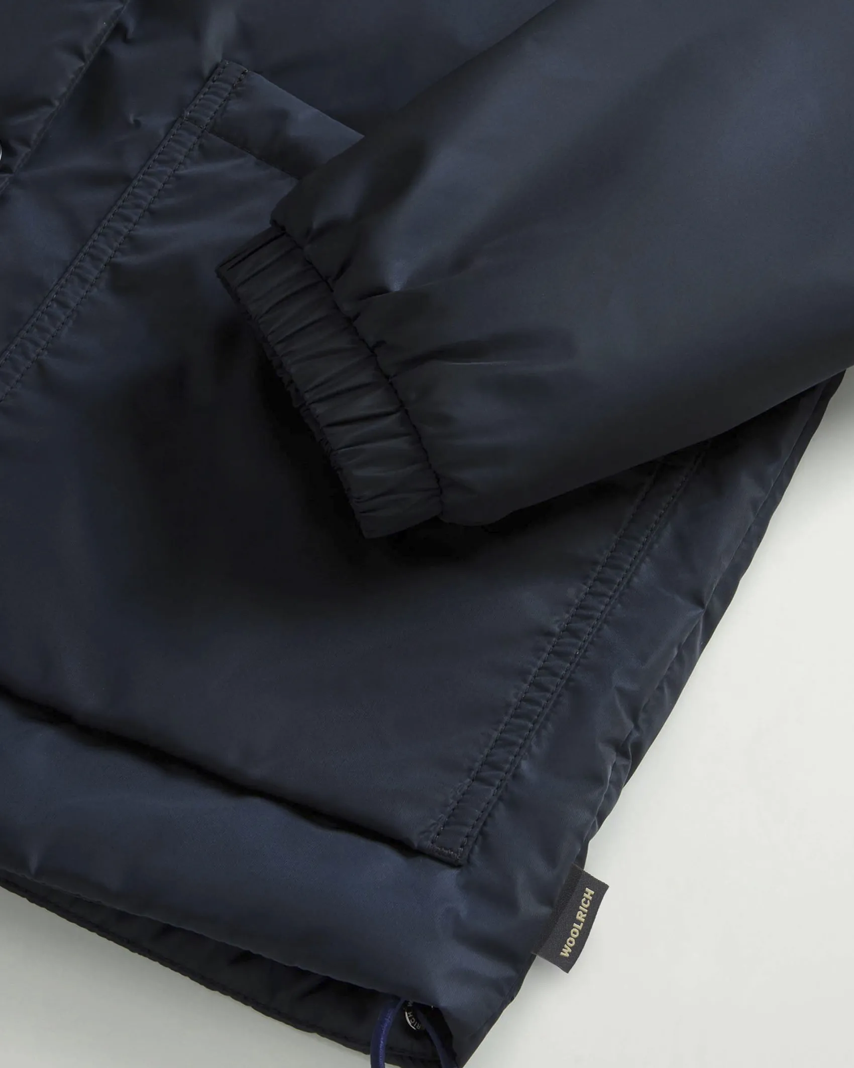 Giubbino blu Woolrich in nylon idrorepellente imbottito in PrimaLoft®con scollo tondo e tasche laterali applicate