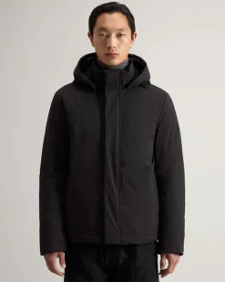 Giubbino nero Woolrich in tessuto stretch imbottito in piuma con cappuccio staccabile