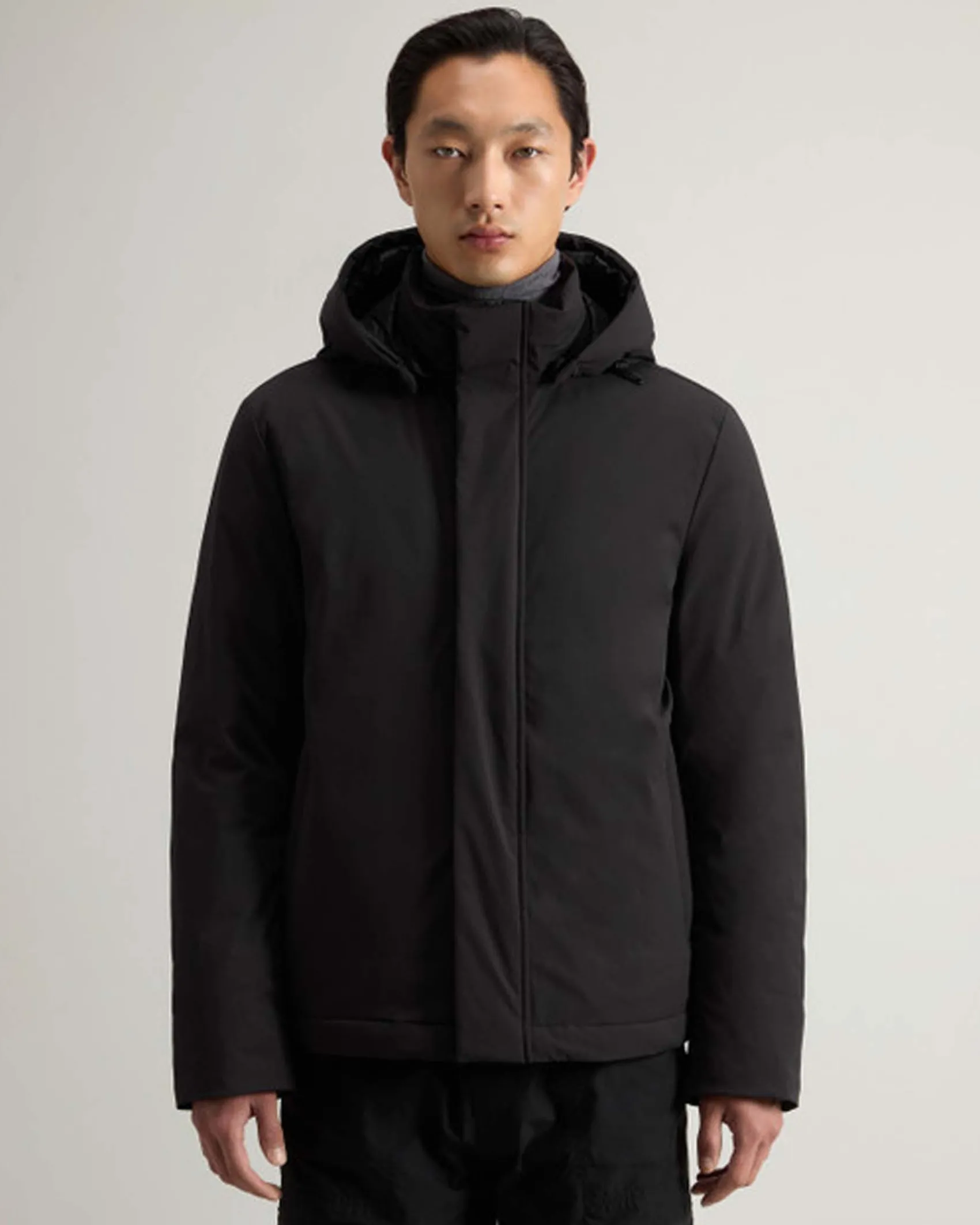 Giubbino nero Woolrich in tessuto stretch imbottito in piuma con cappuccio staccabile