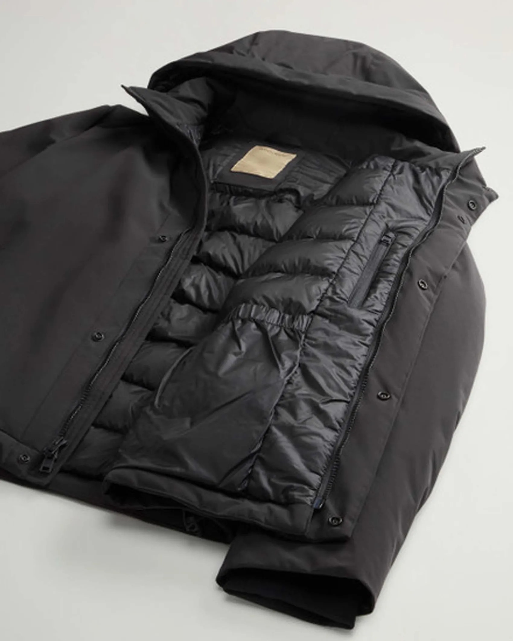 Giubbino nero Woolrich in tessuto stretch imbottito in piuma con cappuccio staccabile