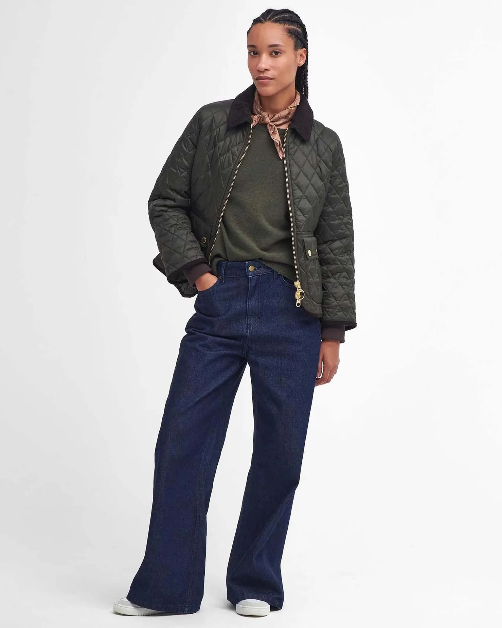Giubbino sfiancato verde in nylon trapuntato con colletto marrone a costine