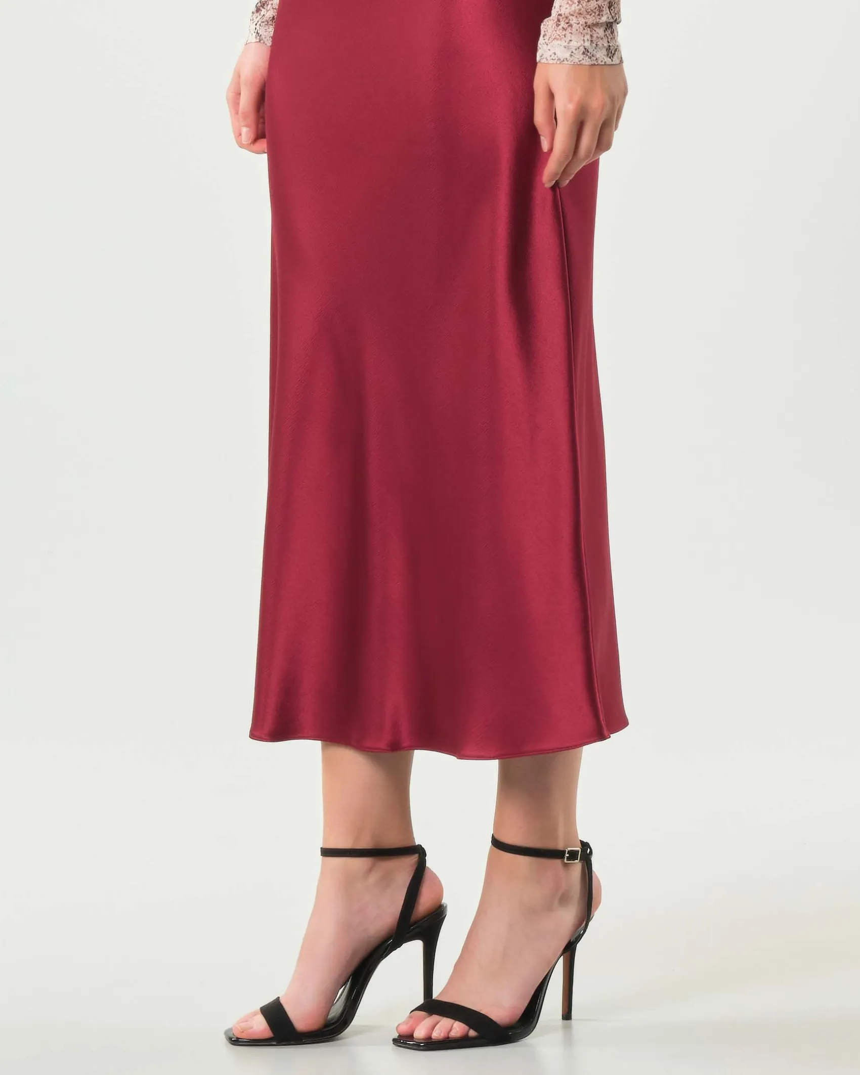 Gonna lunga rossa Emme Marella in raso di viscosa stretch con fondo ondulato