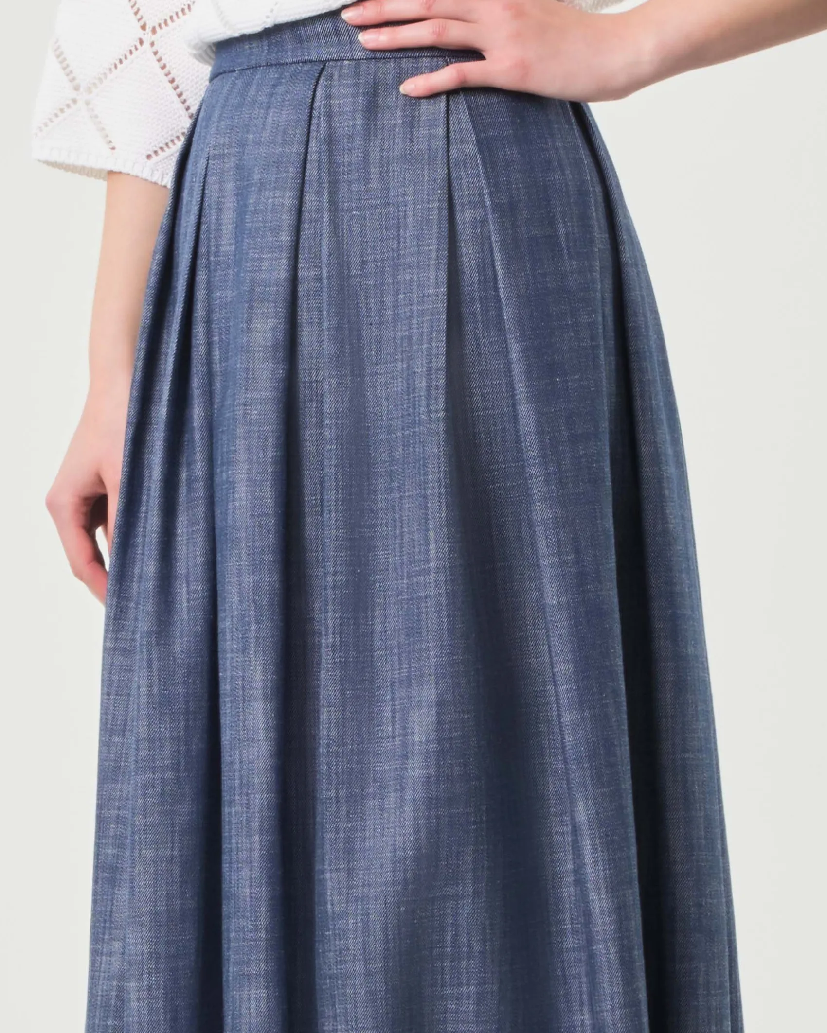 Gonna midi in denim blu fiammato in cotone dalla linea ampia con faldoni
