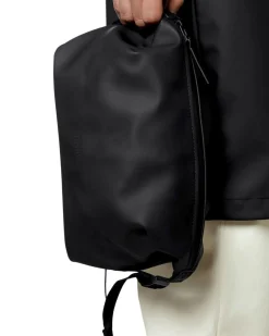 Hilo Wash Bag nera in tessuto impermeabile effetto gommato con cinturini regolabili