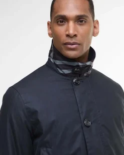 Impermeabile Barbour Wax Mac blu con colletto in velluto