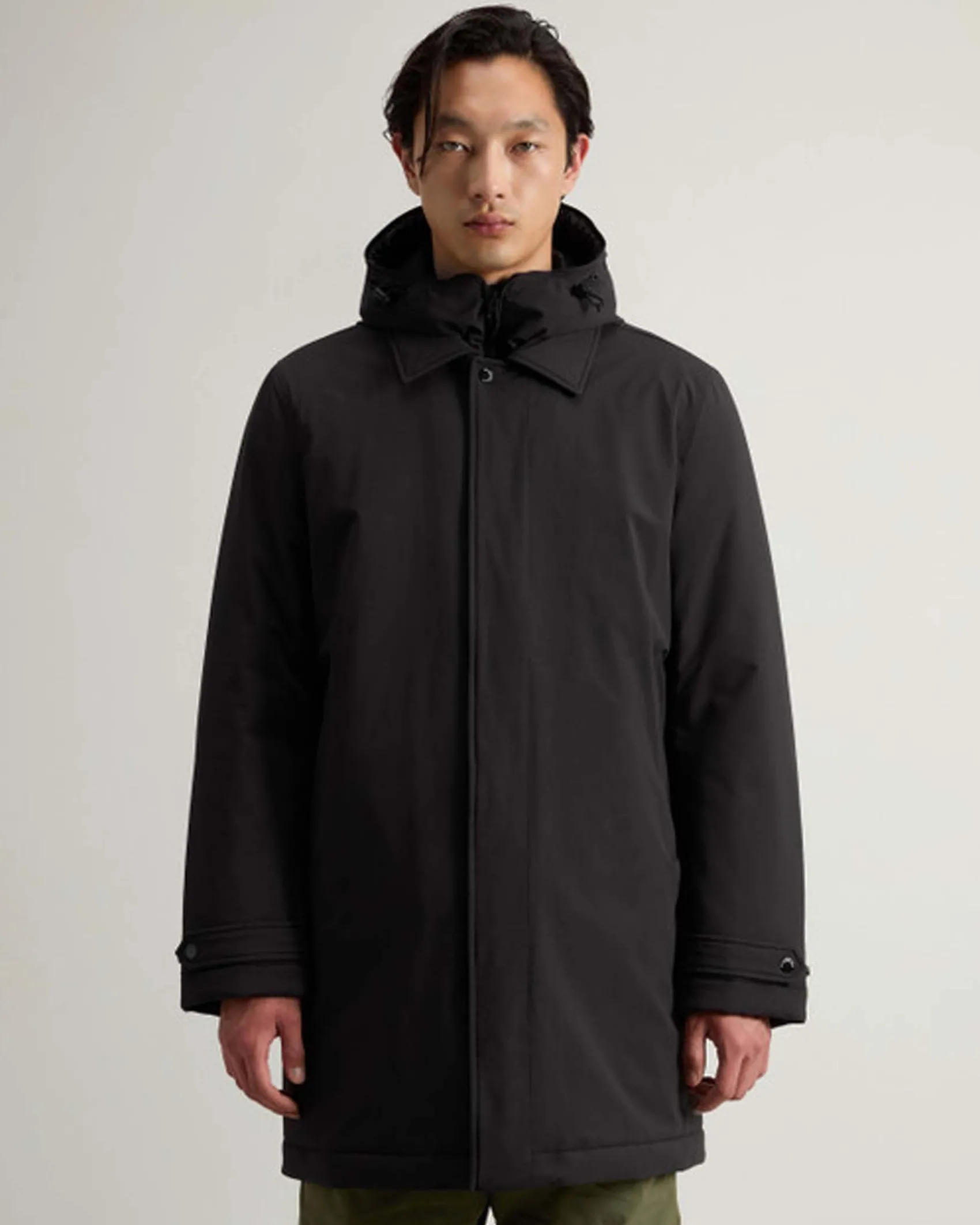 Impermeabile nero Woolrich in tessuto stretch con davantino e cappuccio staccabili