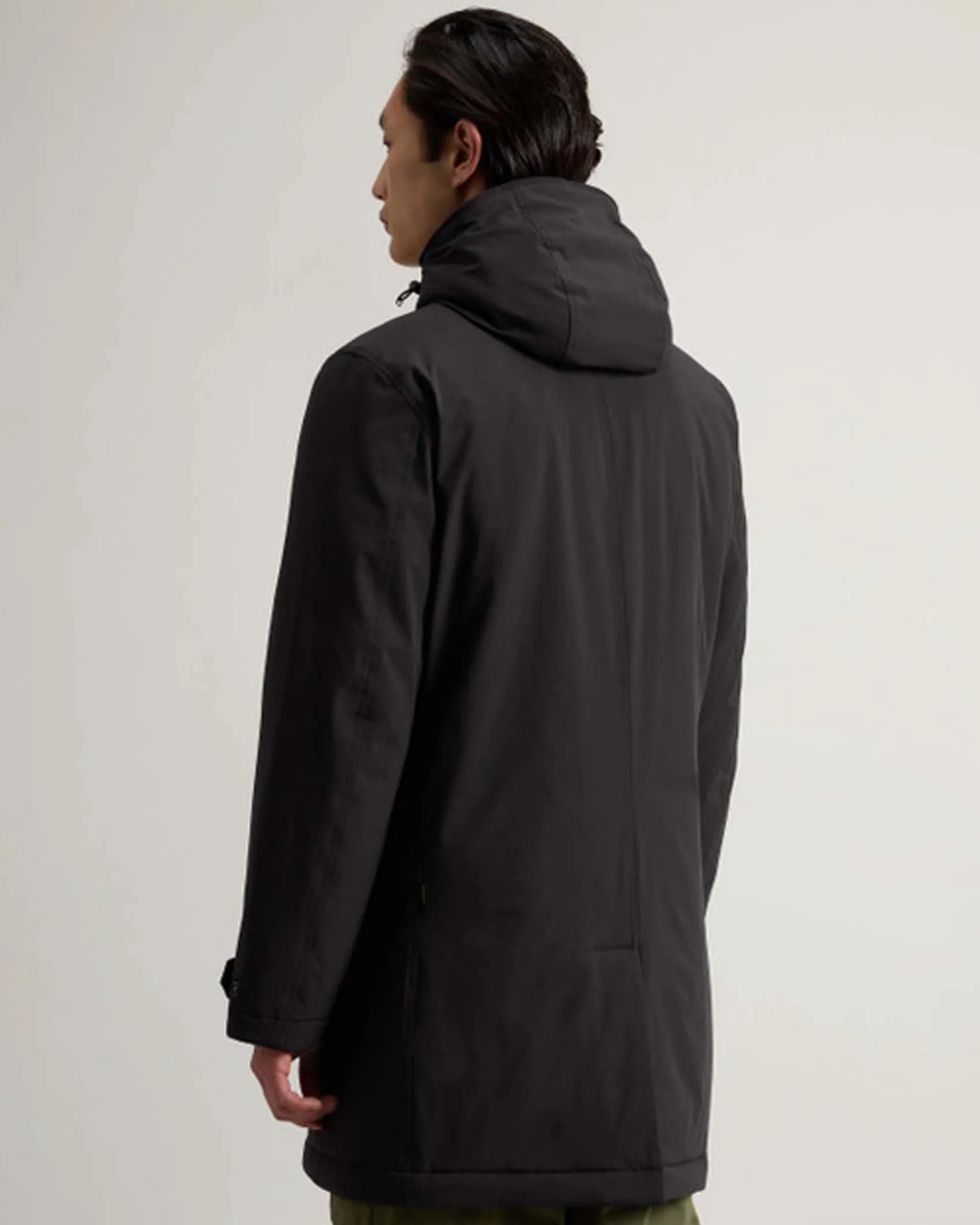 Impermeabile nero Woolrich in tessuto stretch con davantino e cappuccio staccabili