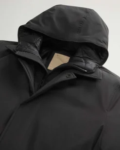 Impermeabile nero Woolrich in tessuto stretch con davantino e cappuccio staccabili