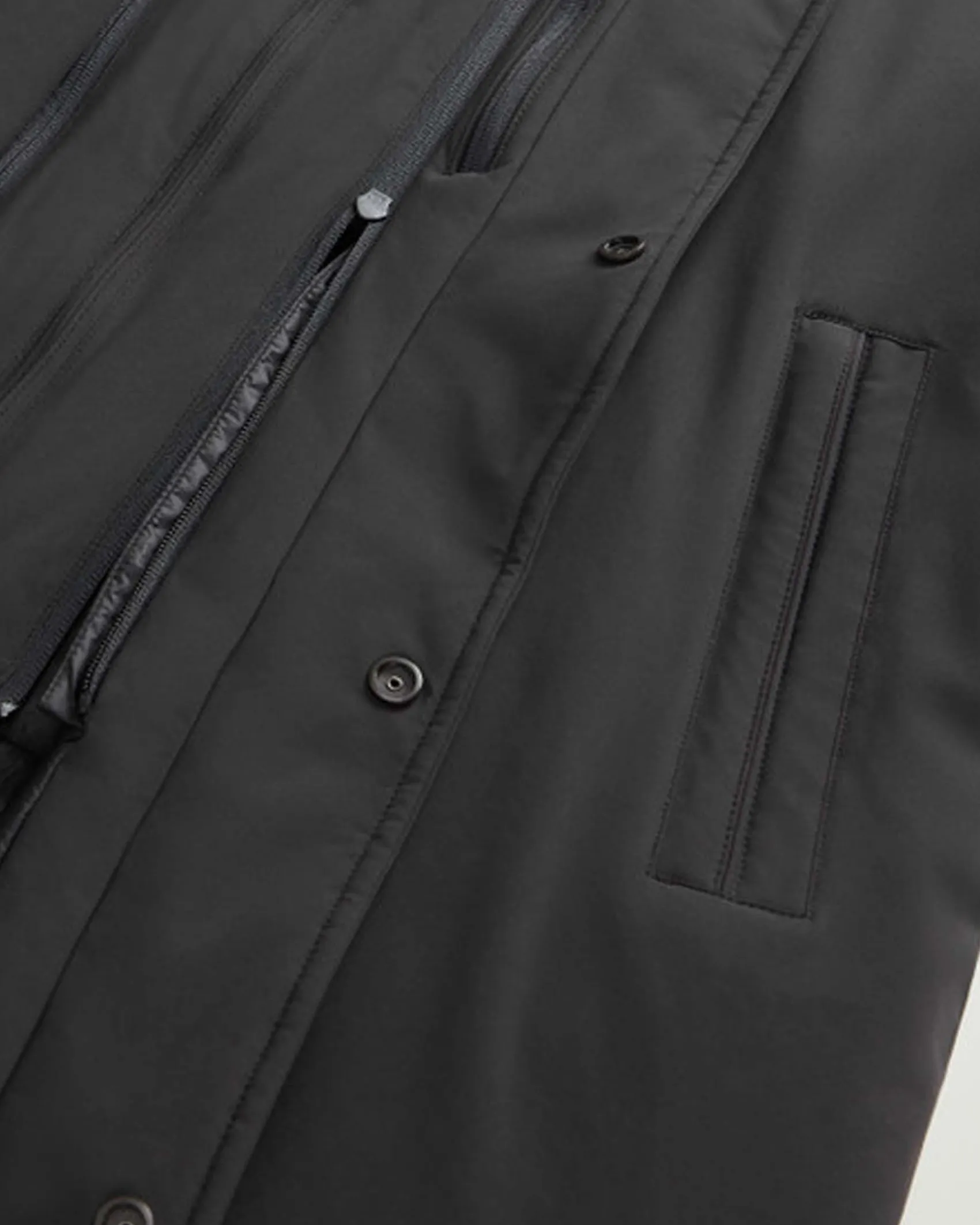 Impermeabile nero Woolrich in tessuto stretch con davantino e cappuccio staccabili