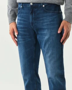 Jeans Boss Delaware slim-fit in cotone stretch lavaggio medio con leggere baffature